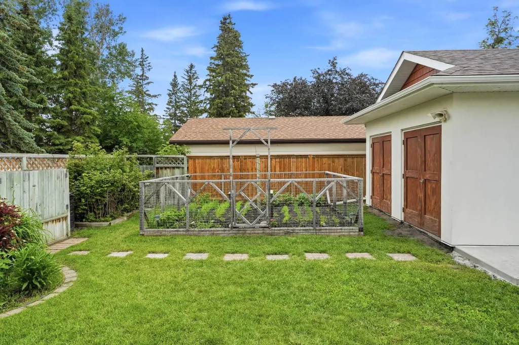 28 Macfarlane Avenue Red Deer AB T4N 5T1