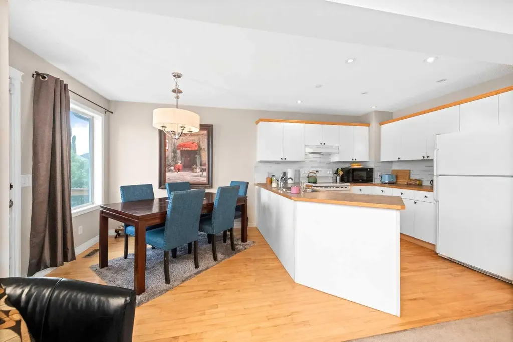 40 Hidden Point NW Calgary AB T3A5P5