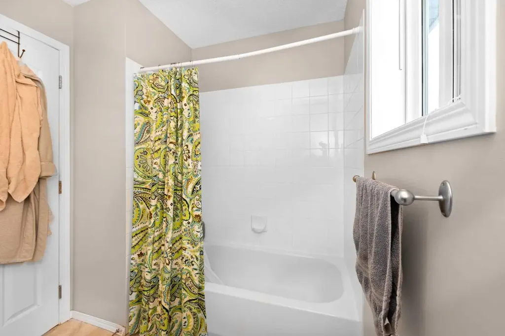40 Hidden Point NW Calgary AB T3A5P5