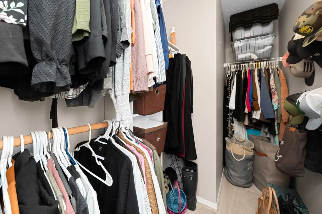 40 Hidden Point NW Calgary AB T3A5P5