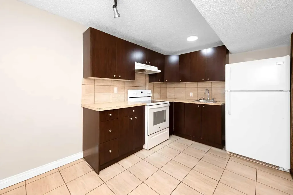 40 Hidden Point NW Calgary AB T3A5P5