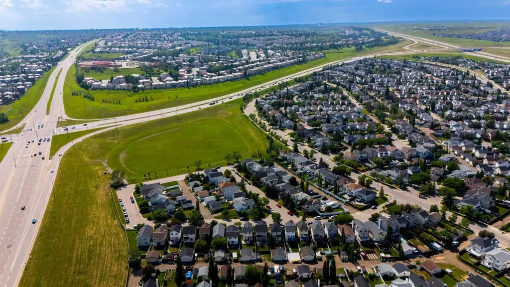 40 Hidden Point NW Calgary AB T3A5P5