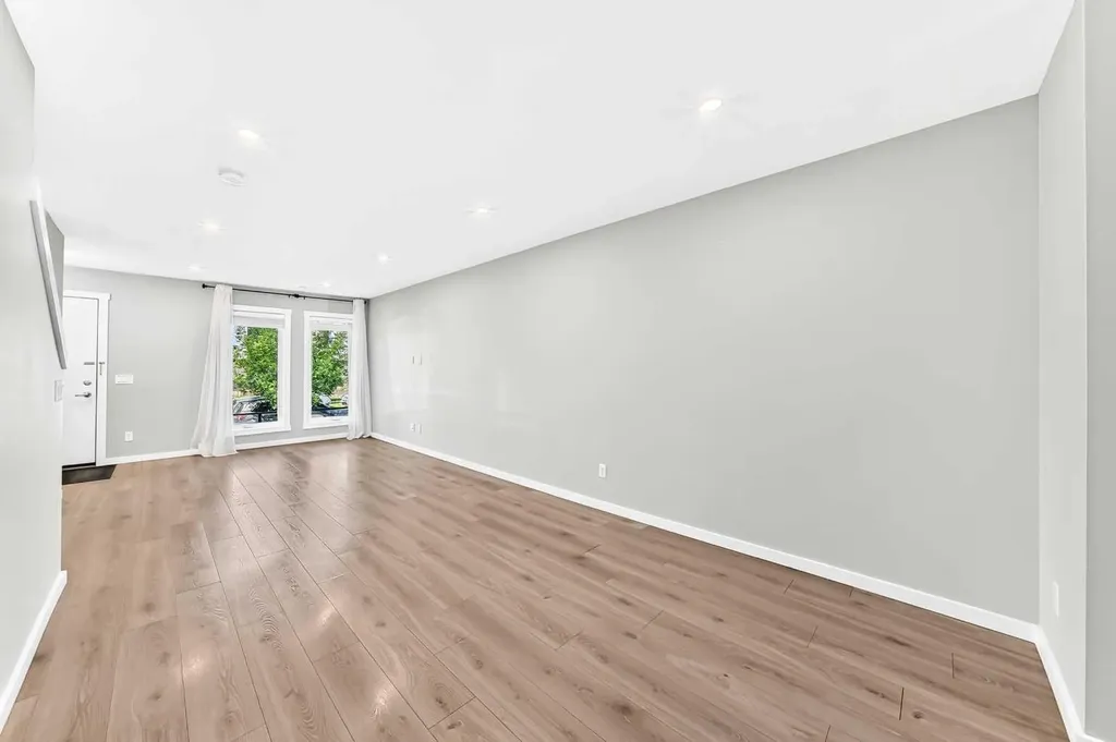 19458 37 Street SE Calgary AB T3M 2W9