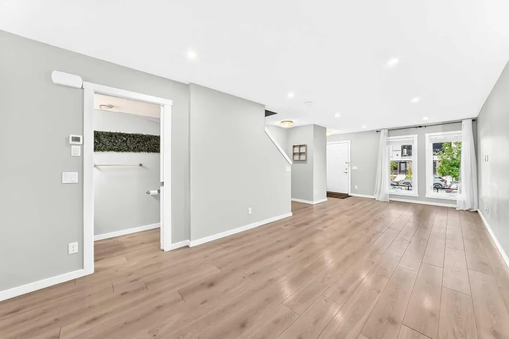19458 37 Street SE Calgary AB T3M 2W9