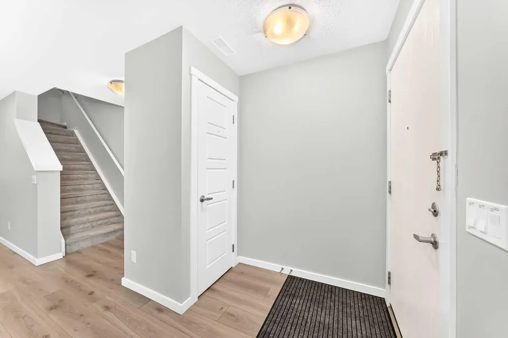 19458 37 Street SE Calgary AB T3M 2W9