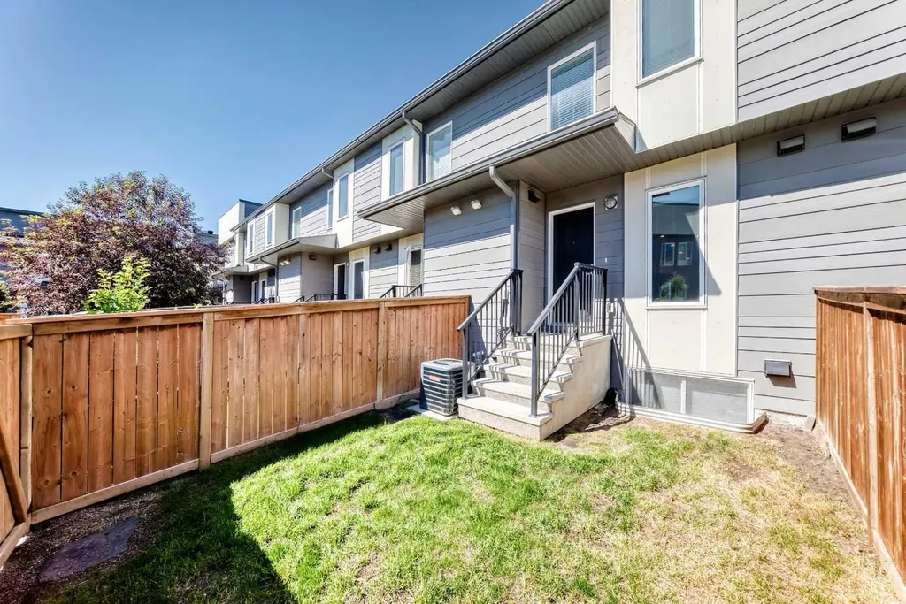 19458 37 Street SE Calgary AB T3M 2W9