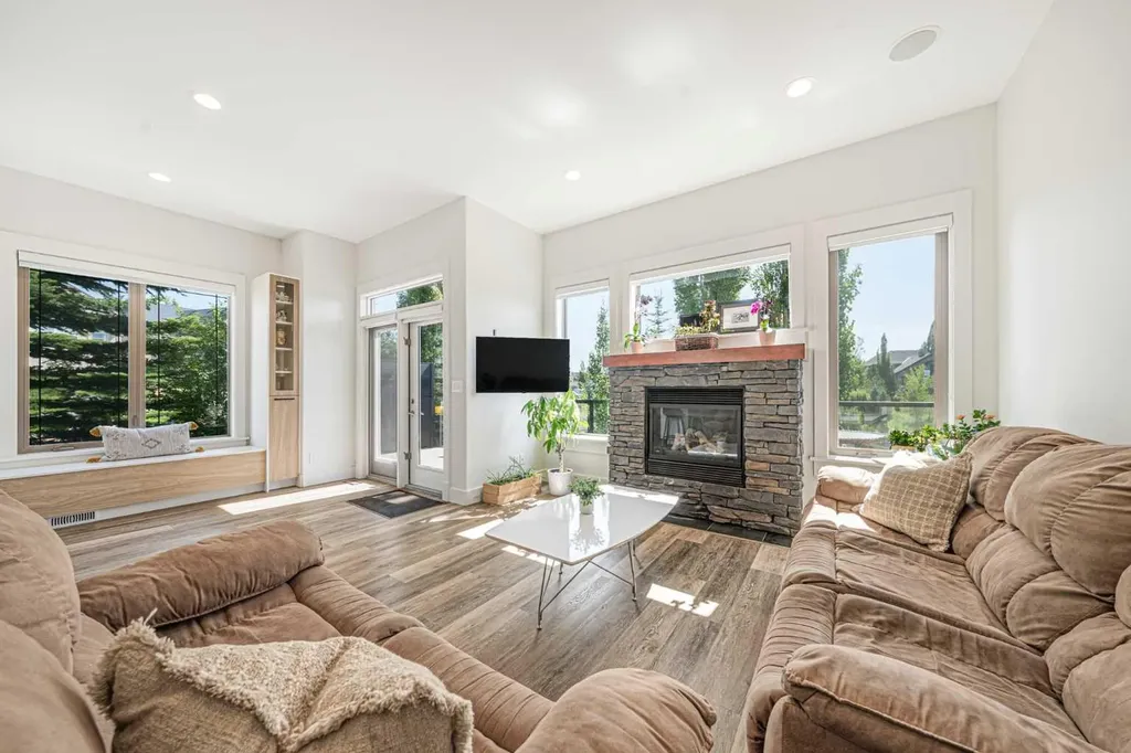 2 Discovery Ridge Heights SW Calgary AB T3H 5T1