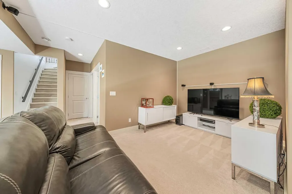 2 Discovery Ridge Heights SW Calgary AB T3H 5T1