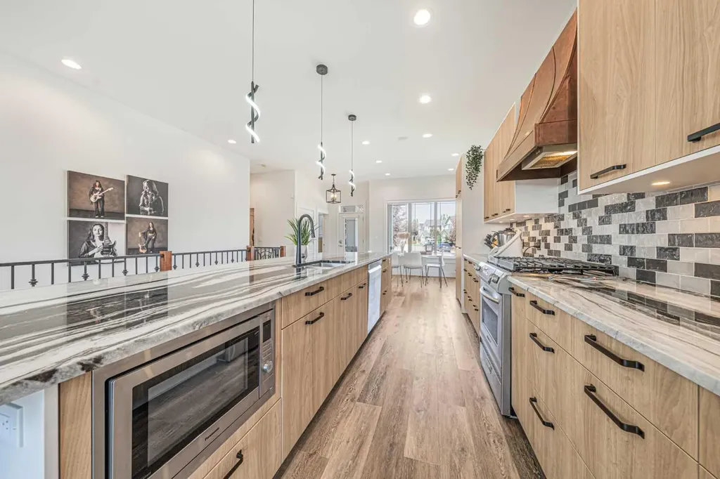 2 Discovery Ridge Heights SW Calgary AB T3H 5T1