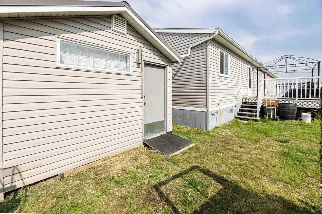 15 Mackenzie Ranch Way Lacombe AB T4L 0B4