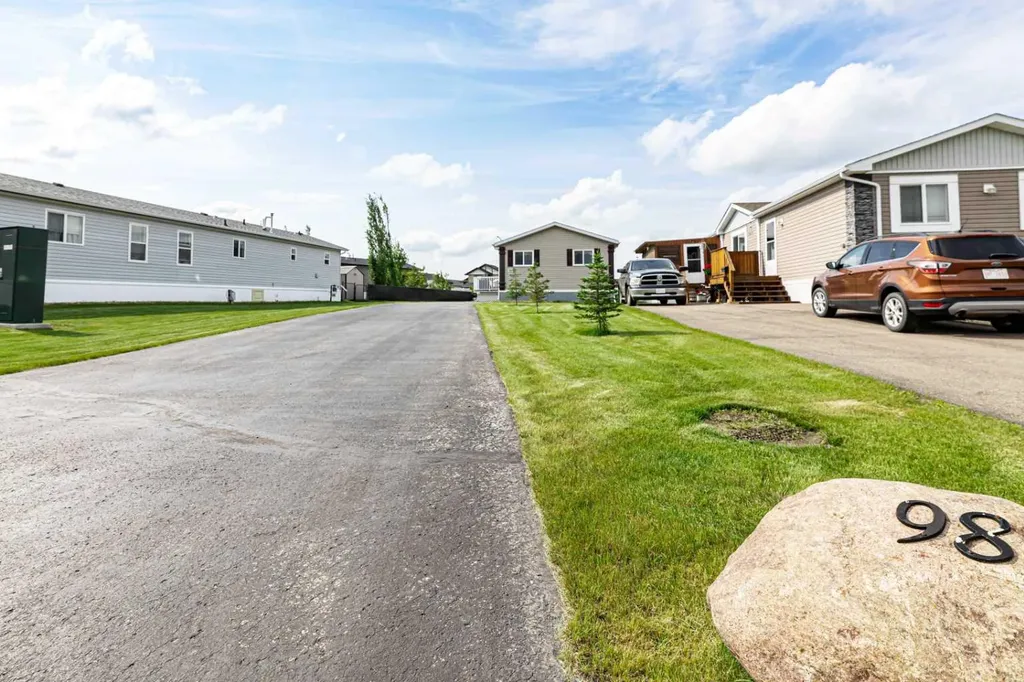 15 Mackenzie Ranch Way Lacombe AB T4L 0B4