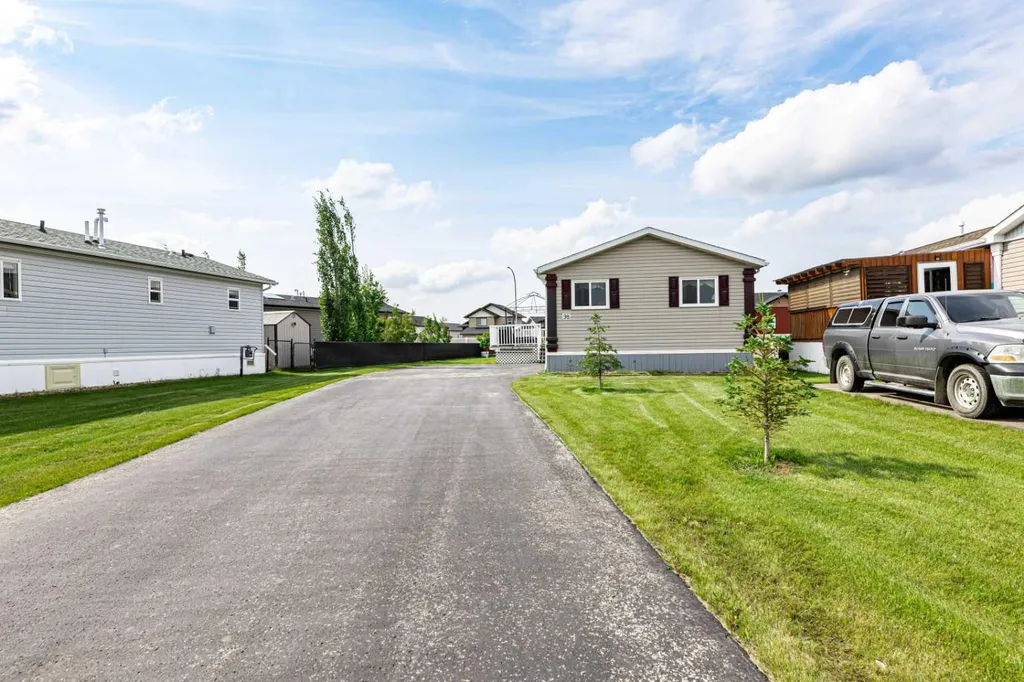 15 Mackenzie Ranch Way Lacombe AB T4L 0B4