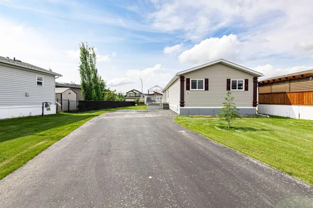 15 Mackenzie Ranch Way Lacombe AB T4L 0B4
