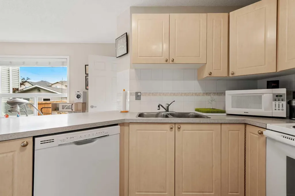 172 Citadel Bluff Close NW Calgary AB T3G 5E3