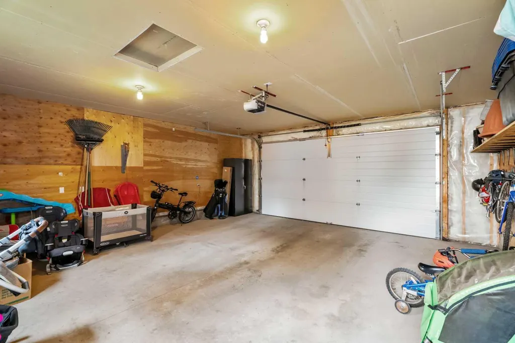 172 Citadel Bluff Close NW Calgary AB T3G 5E3