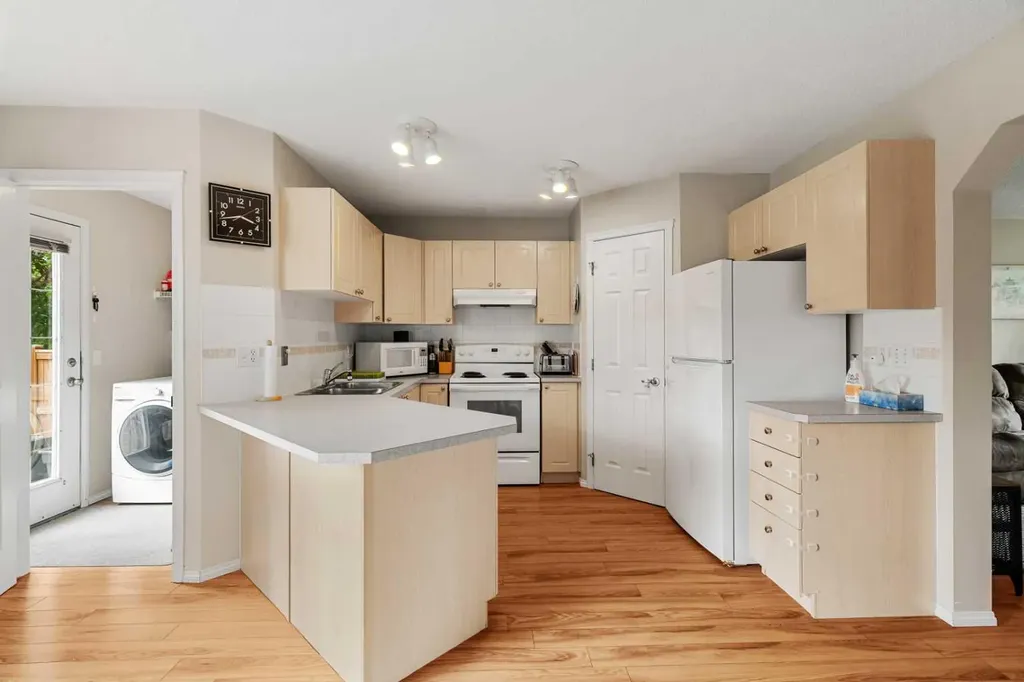 172 Citadel Bluff Close NW Calgary AB T3G 5E3