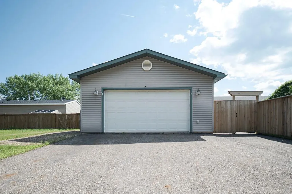 125 Greenwich Lane Fort Mcmurray AB T9H 3Z2