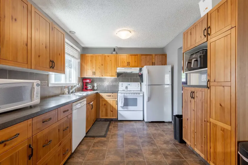 27 Laval Boulevard W Lethbridge AB T1K 4E1