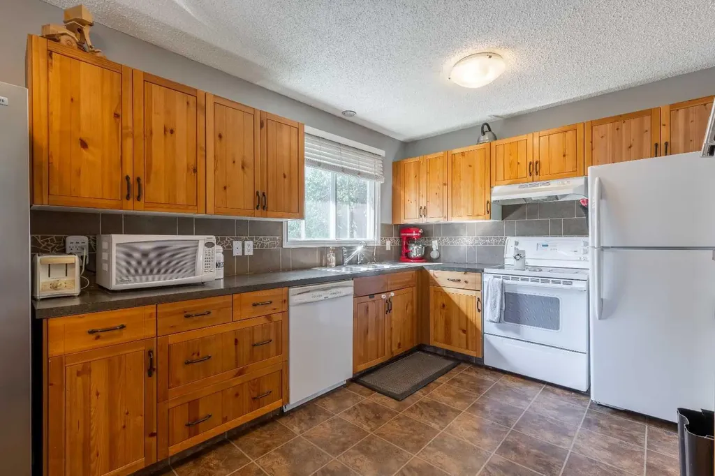 27 Laval Boulevard W Lethbridge AB T1K 4E1