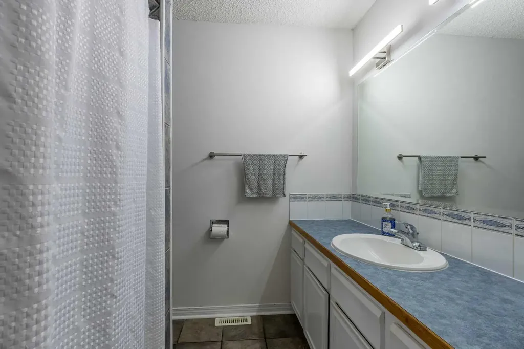27 Laval Boulevard W Lethbridge AB T1K 4E1