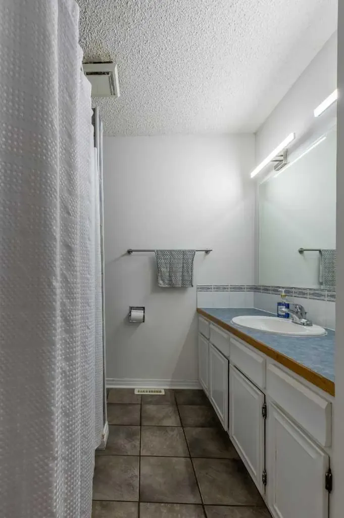 27 Laval Boulevard W Lethbridge AB T1K 4E1