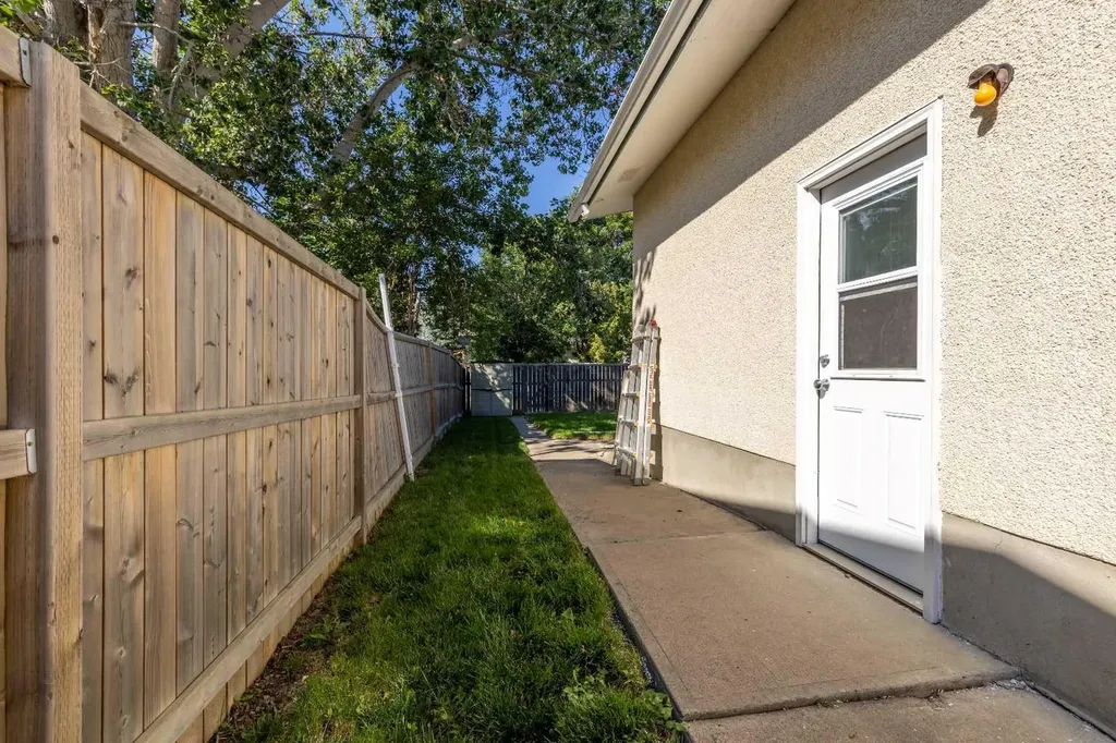 27 Laval Boulevard W Lethbridge AB T1K 4E1