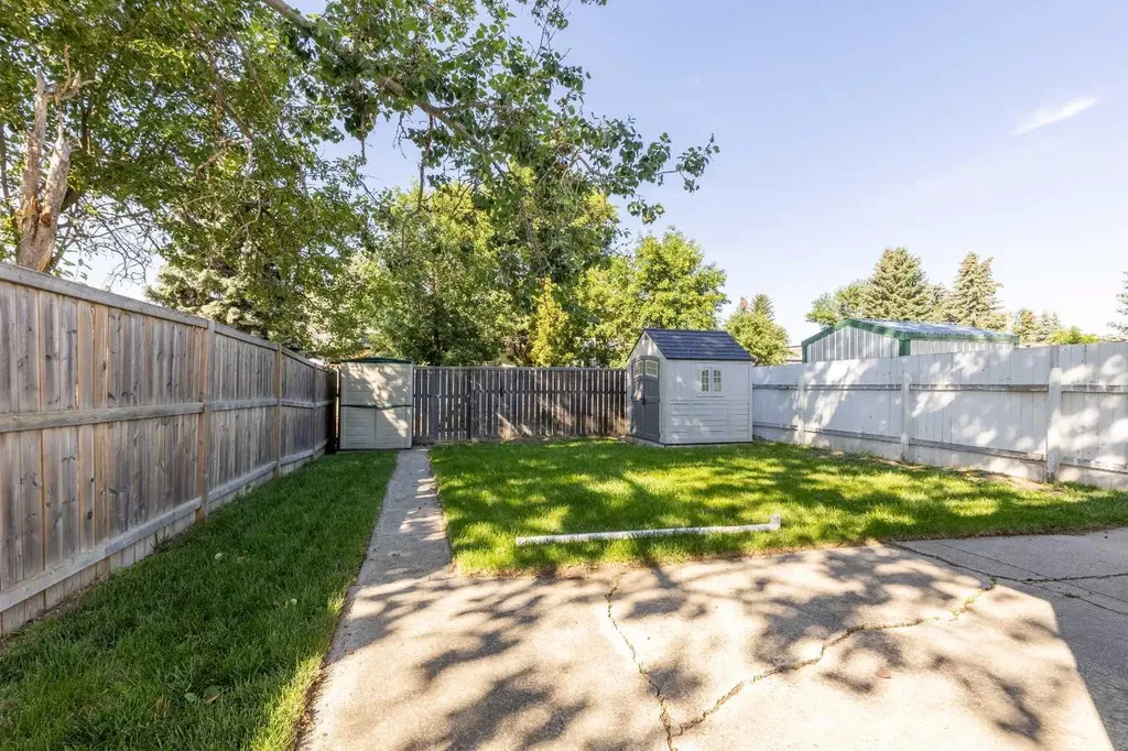 27 Laval Boulevard W Lethbridge AB T1K 4E1