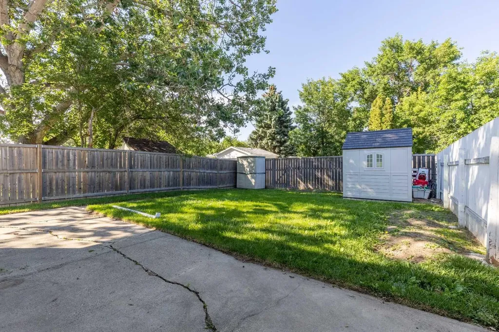 27 Laval Boulevard W Lethbridge AB T1K 4E1