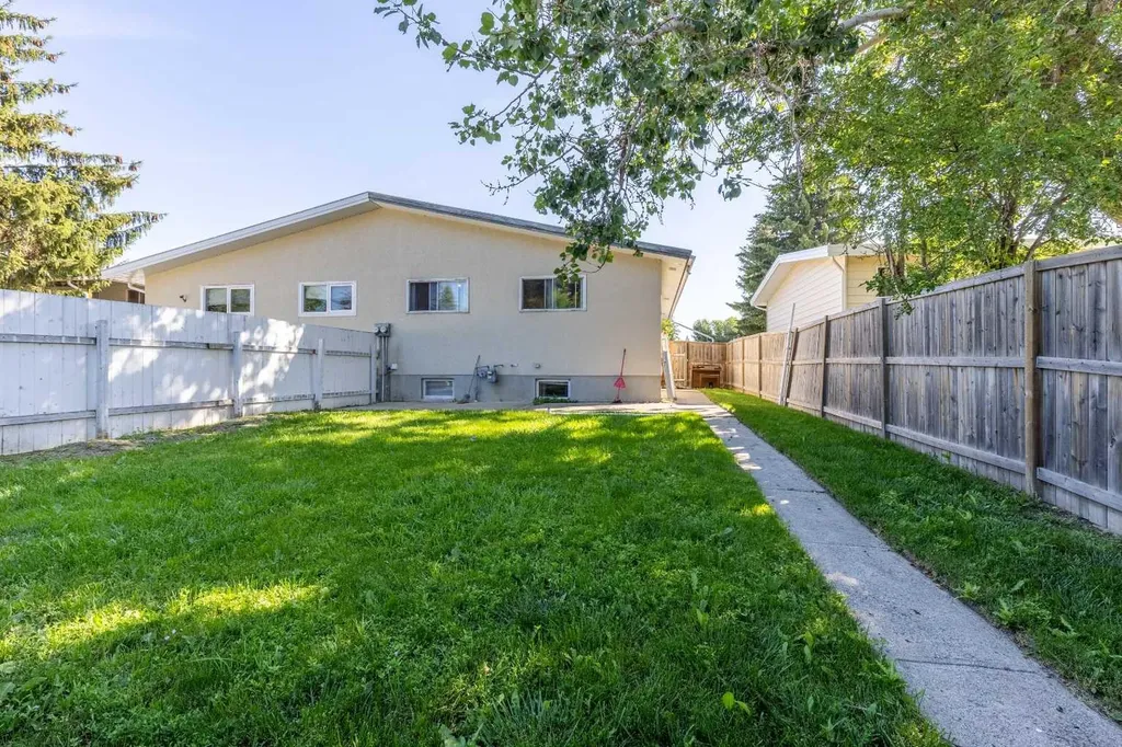 27 Laval Boulevard W Lethbridge AB T1K 4E1