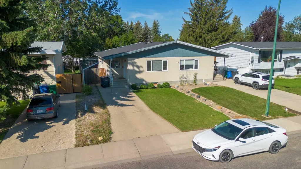 27 Laval Boulevard W Lethbridge AB T1K 4E1