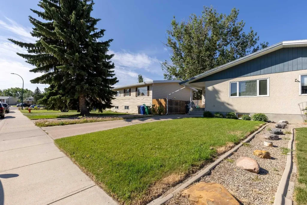 27 Laval Boulevard W Lethbridge AB T1K 4E1