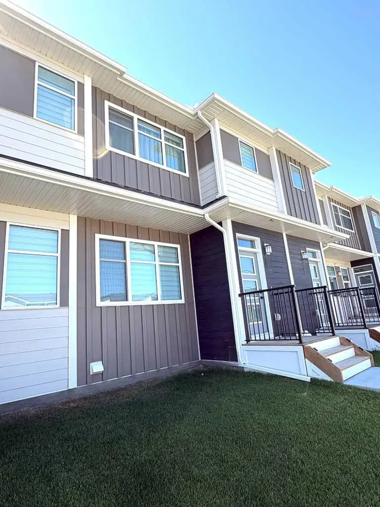 208 Wolf Hollow Park SE Calgary AB T2X 6G6