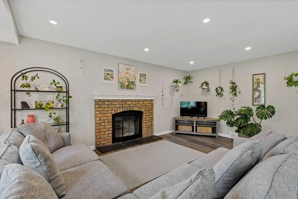 540 Shawinigan Drive SW Calgary AB T2Y 2G1