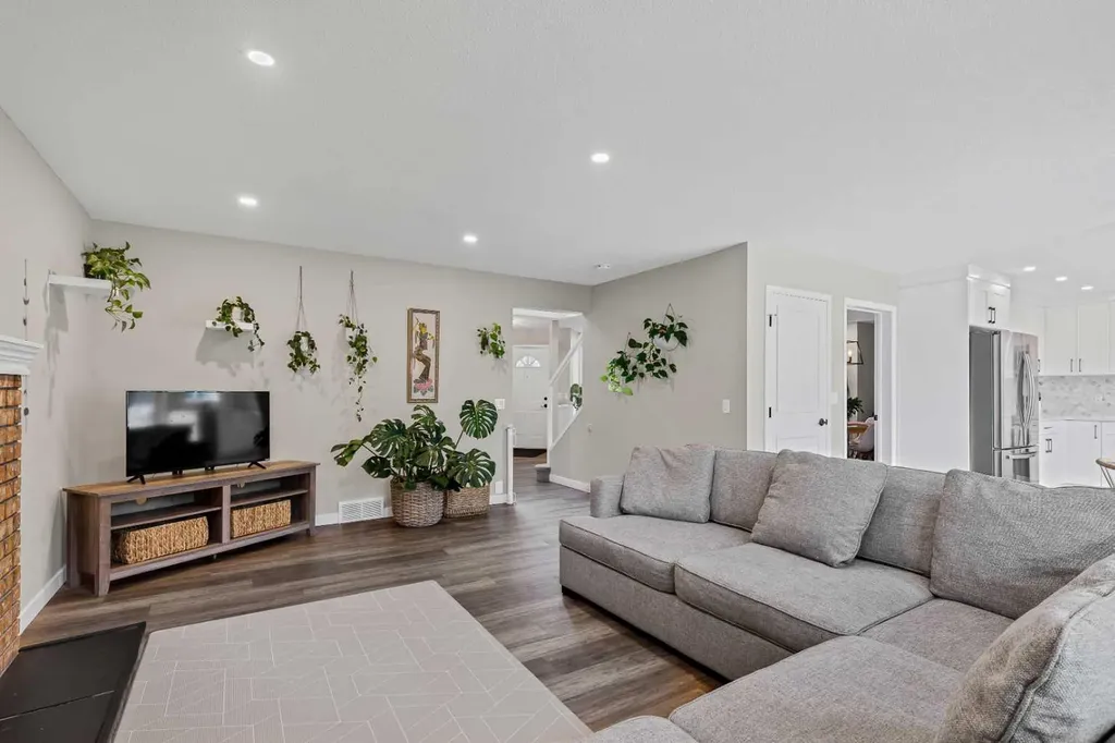 540 Shawinigan Drive SW Calgary AB T2Y 2G1