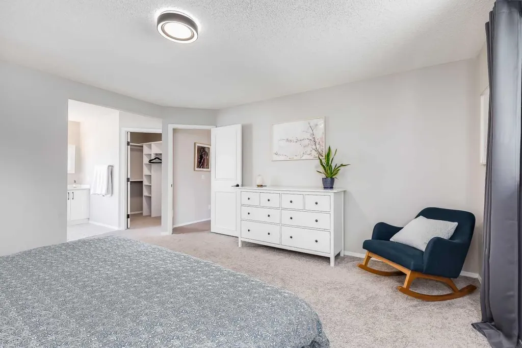 540 Shawinigan Drive SW Calgary AB T2Y 2G1