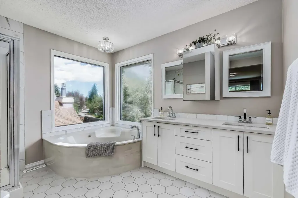 540 Shawinigan Drive SW Calgary AB T2Y 2G1