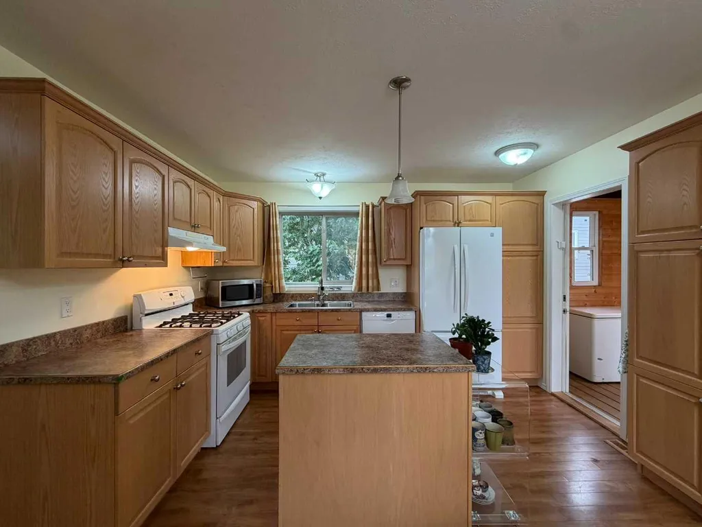 906 3 Avenue Beaverlodge AB T0H0C0