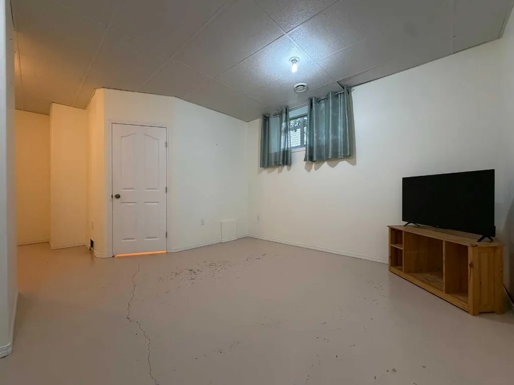 906 3 Avenue Beaverlodge AB T0H0C0