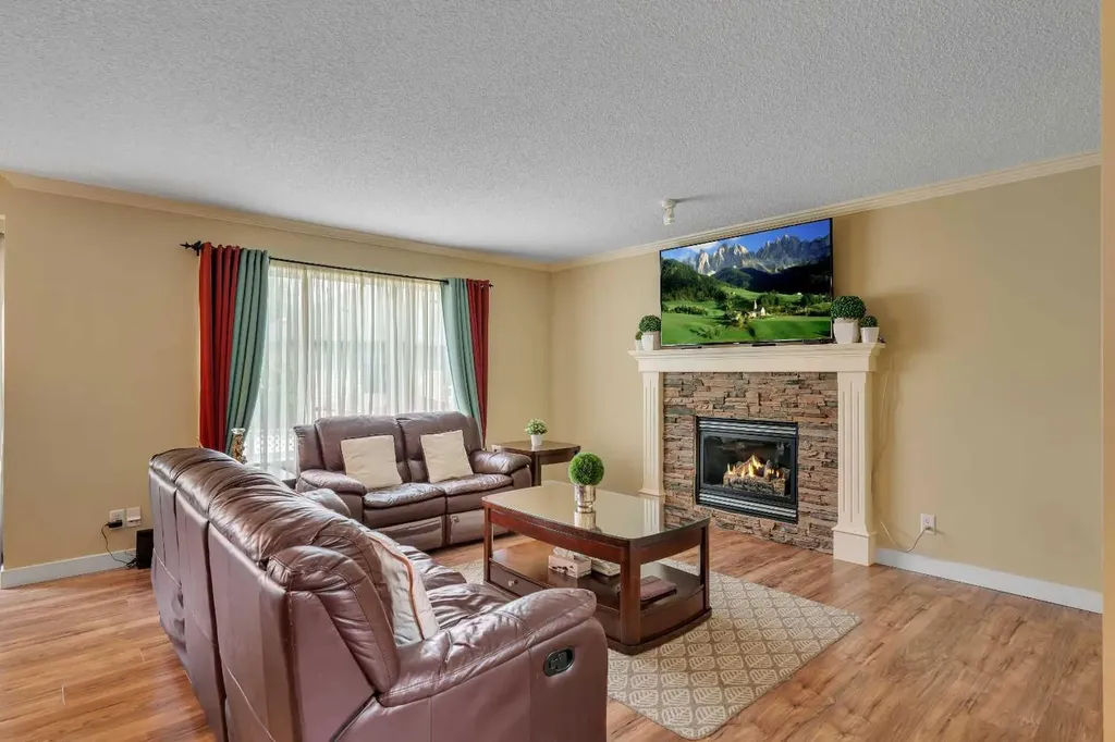 105 West Creek Pond Chestermere AB T1X 1H4