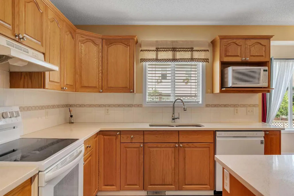105 West Creek Pond Chestermere AB T1X 1H4