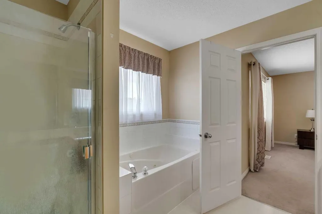 105 West Creek Pond Chestermere AB T1X 1H4