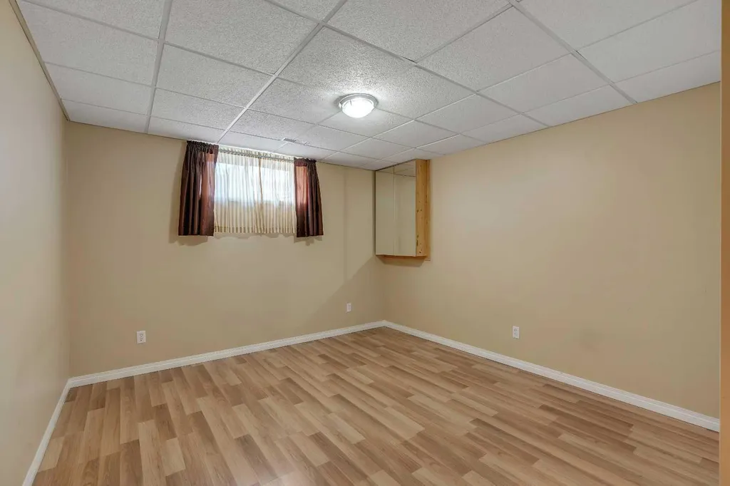 105 West Creek Pond Chestermere AB T1X 1H4