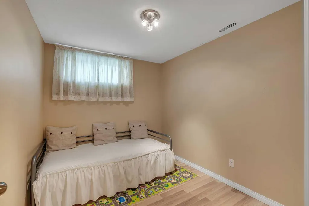 105 West Creek Pond Chestermere AB T1X 1H4