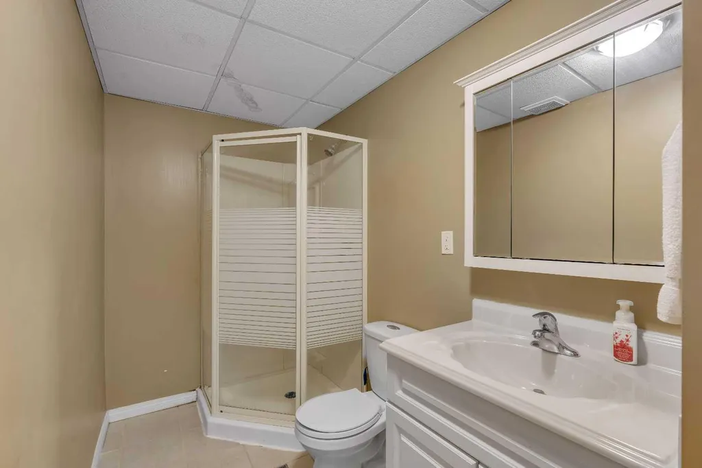 105 West Creek Pond Chestermere AB T1X 1H4