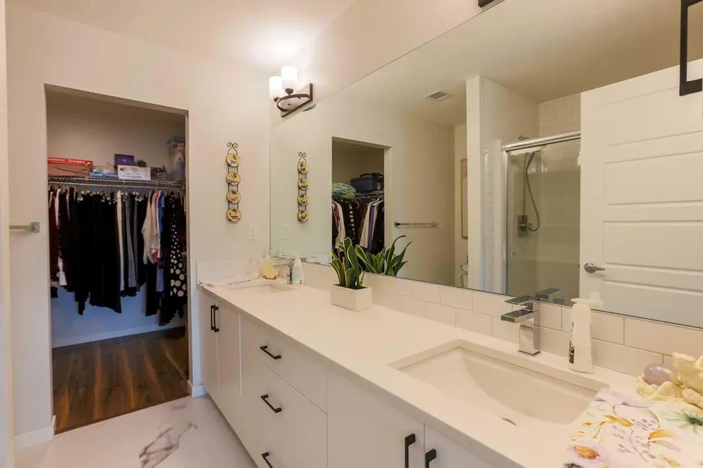 42 Cranbrook Gardens SE Calgary AB T3M 3N9