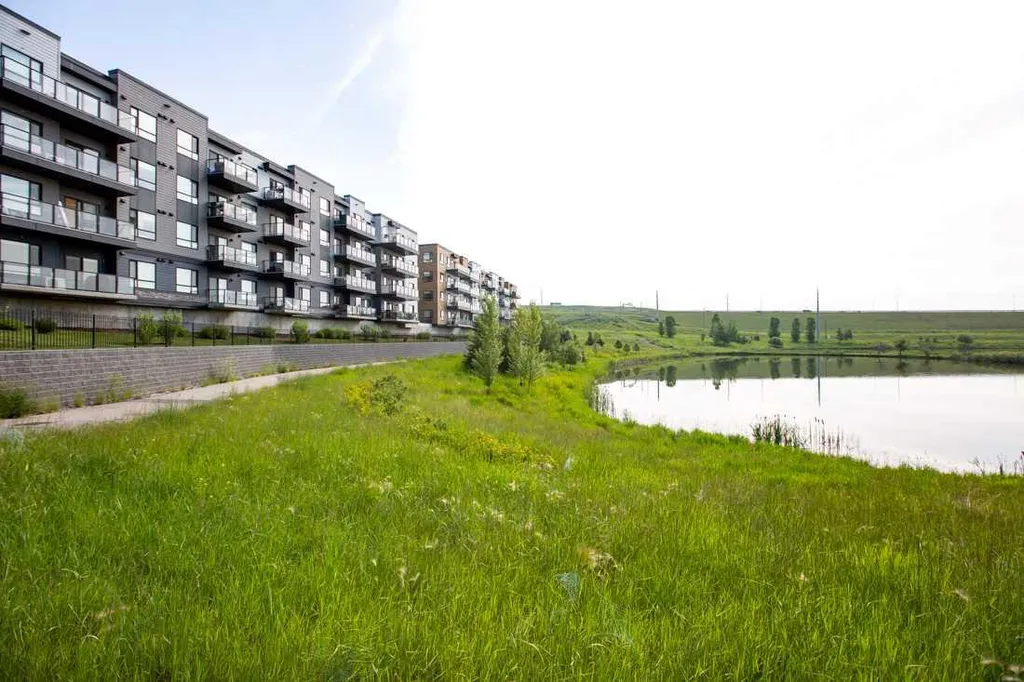 42 Cranbrook Gardens SE Calgary AB T3M 3N9
