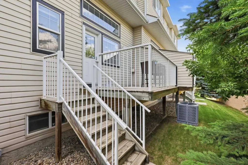 4 Cougar Ridge Mews SW Calgary AB T3H 5P4