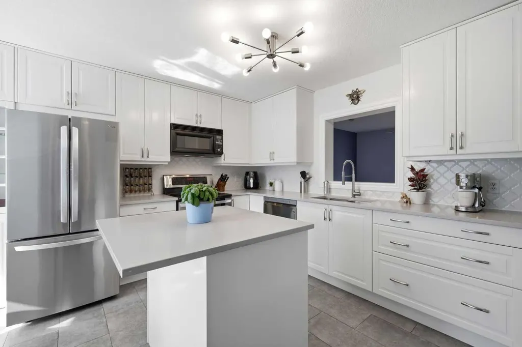 4 Cougar Ridge Mews SW Calgary AB T3H 5P4