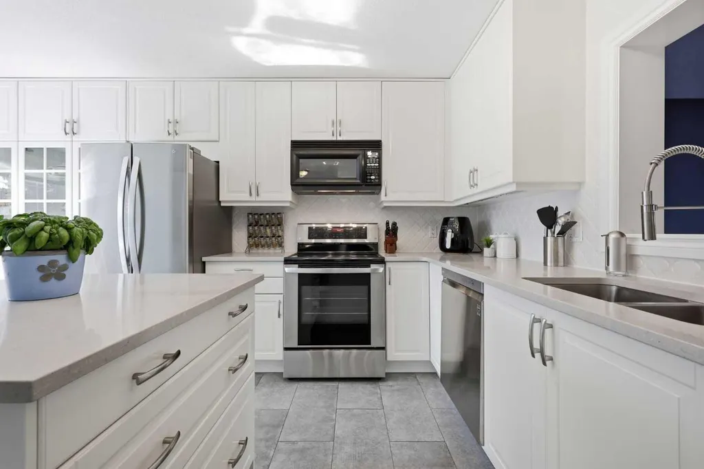 4 Cougar Ridge Mews SW Calgary AB T3H 5P4