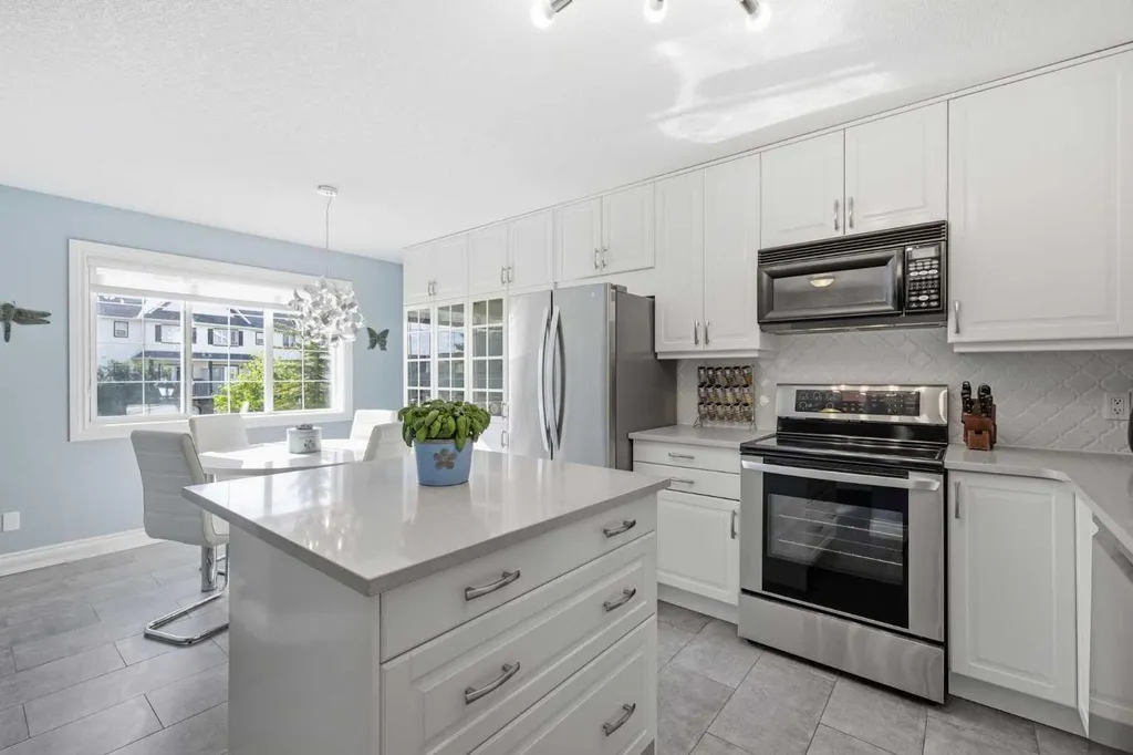 4 Cougar Ridge Mews SW Calgary AB T3H 5P4